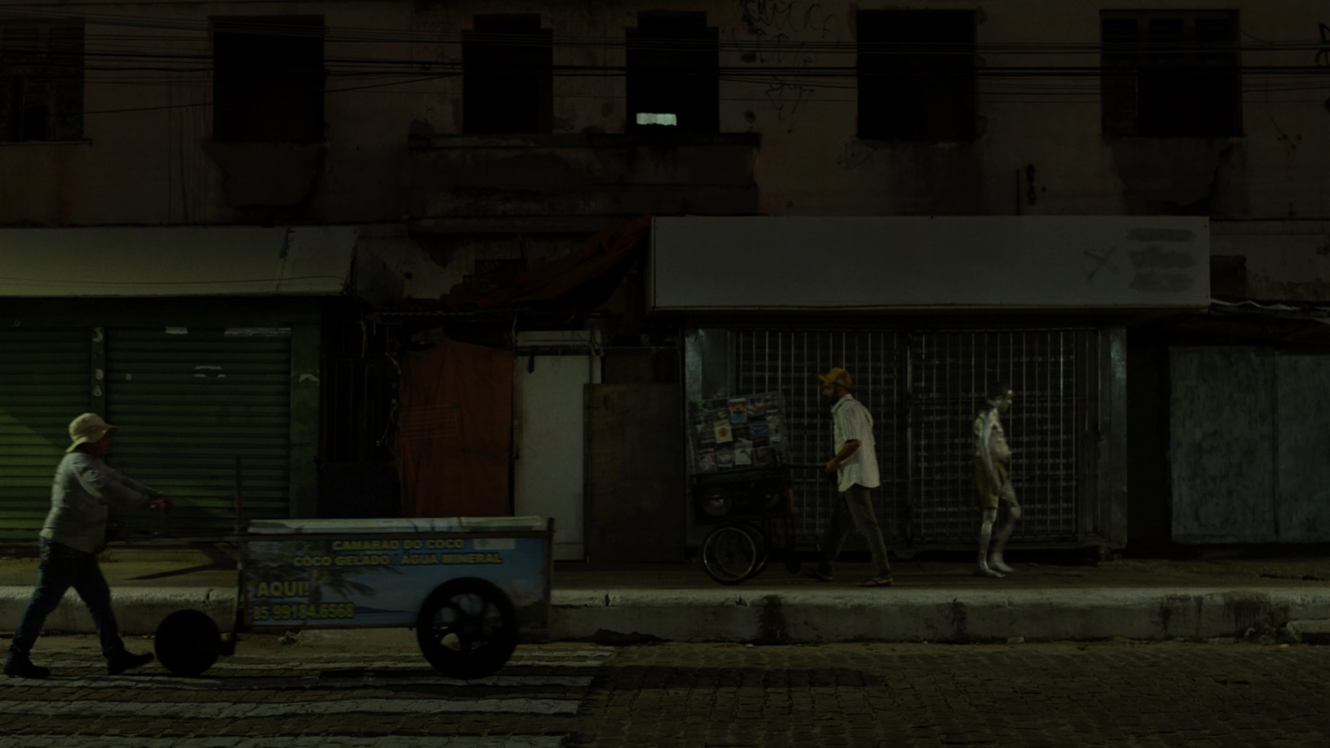 Frame 10 do projeto Anoitecer no Bairro das Memórias